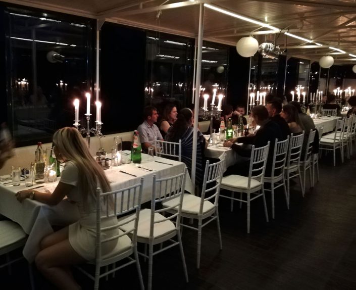 Organizujte proslave firmi u restoranu na brodu koji plovi.